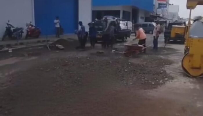 Lubang Jalan A.H. Witono Kota Tasikmalaya Diperbaiki Usai Warga Protes dengan Cara Unik