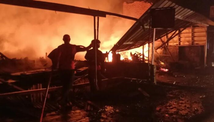 Api Berkobar Tengah Malam, Warga Singaparna Panik Berhamburan