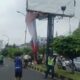 Waduh… Billboard di Jalan HZ Musthafa Kota Tasikmalaya Roboh, Pemotor Ibu-Ibu Jadi Korban