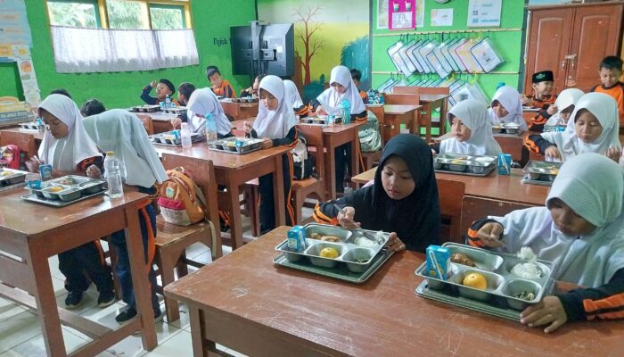 Perdana Digelar, MBG Disambut Antusias Siswa SDN 3 Cisayong Tasikmalaya