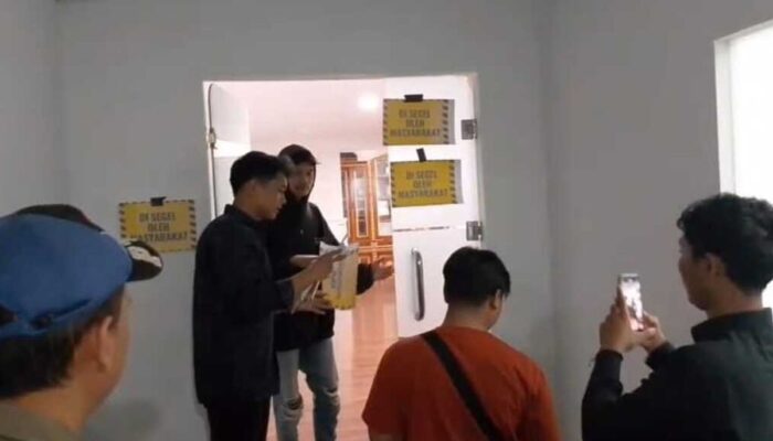 Warga dan Mahasiswa Parungponteng Segel Ruang Kerja Bupati Tasikmalaya, Ada Apa?