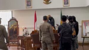 Warga dan Mahasiswa Parungponteng Segel Ruang Kerja Bupati Tasikmalaya, Ada Apa?