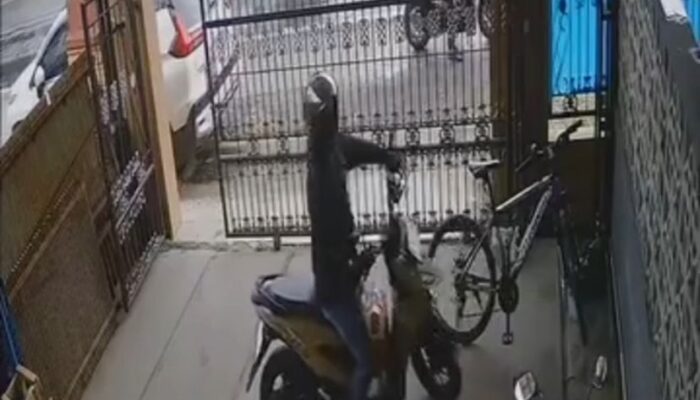 Aksi Pencurian Motor di Ciawi Terekam CCTV, Pelaku Gasak Motor dan Helm Sekaligus
