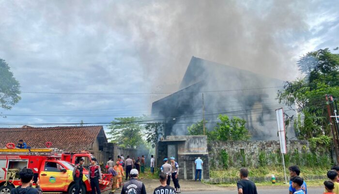 Setengah Miliar Melayang, Gudang Barang Bekas di Mangunreja Tasikmalaya Ludes Terbakar