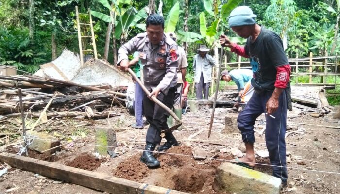 Warga dan Aparat Gotong Royong Bangun Rumah Pria Sepuh di Sukahening
