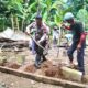 Warga dan Aparat Gotong Royong Bangun Rumah Pria Sepuh di Sukahening
