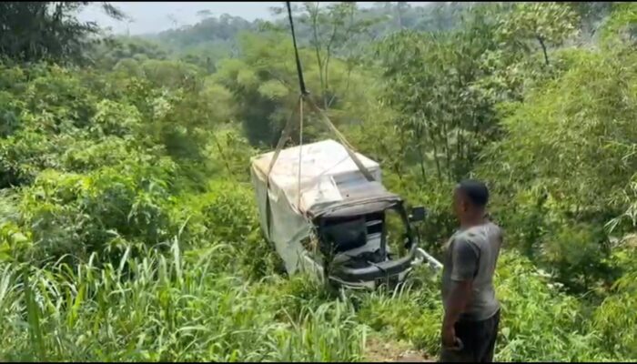 Naas! Mobil Pengangkut MBG Masuk Jurang di Mangunreja, Polisi: Sopir Hilang Kendali