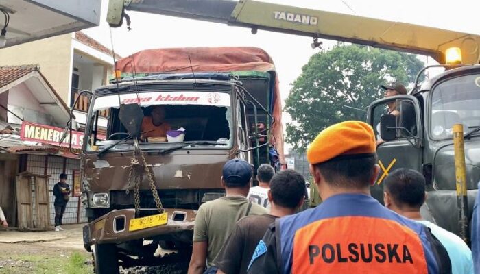 Nyaris Tewaskan Warga! Truk Fuso Rem Blong Akhiri Laju di Genta Kereta Rajapolah
