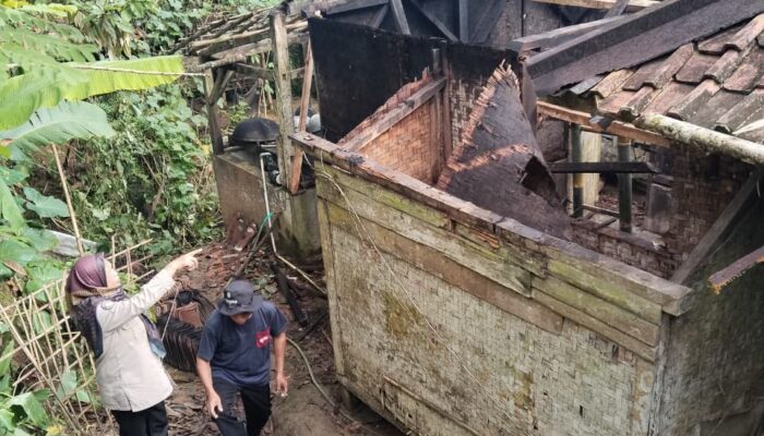 Rumah Semi Permanen di Karangjaya Ambruk Diguyur Hujan Deras, Pemilik Selamat