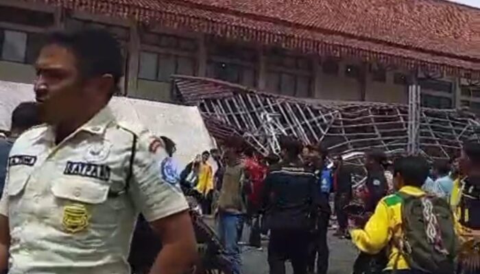 Detik-Detik Atap Gazebo Unsil Ambruk, 17 Mahasiswa Luka-luka