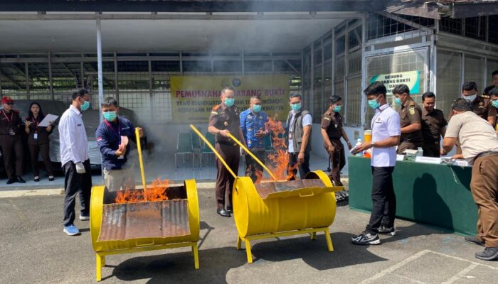 Kejari Tasikmalaya Musnahkan Barang Bukti 22 Perkara, Termasuk 287 Lembar Uang Palsu