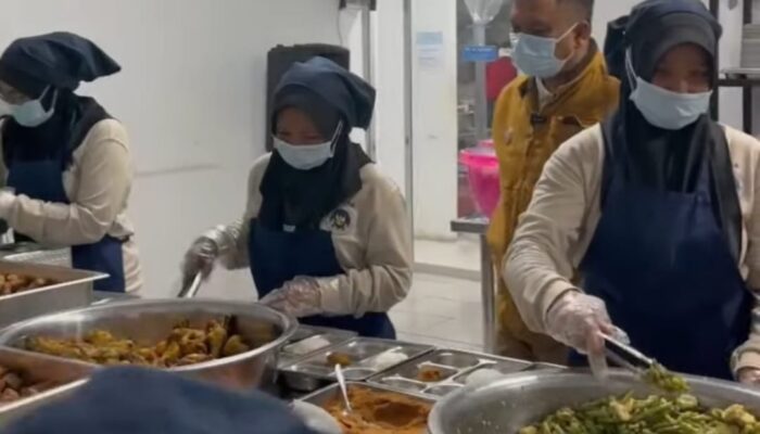 Sidak Dini Hari, Wabup Tasikmalaya Periksa Proses Masak Program MBG di Sukaraja