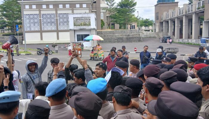 KMRT Tuding Banyak Penyimpangan, Mahasiswa Kepung Kantor Bupati Tasikmalaya di Hari Antikorupsi