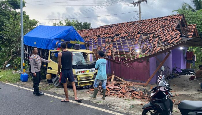 Ngantuk Hindari Kucing, Truk Colt Diesel Tabrak Rumah Warga di Cipatujah Tasikmalaya