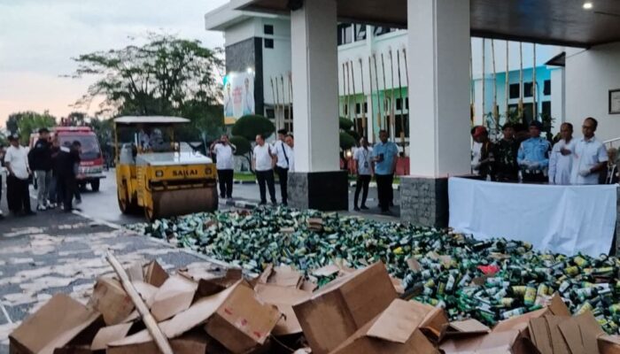 Ribuan Botol Miras Dimusnahkan di Bale Kota, Wali Kota Sebut Tasikmalaya Sempat Jadi Gudang Distribusi Priangan Timur