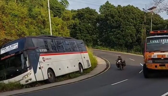 Bus Primajasa Tasik–Lebak Bulus Terperosok di Lingkar Gentong, Jalur Sempat Lumpuh Total