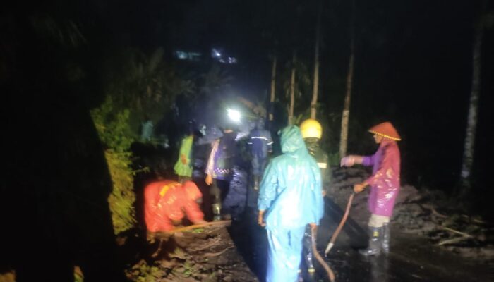 Longsor Tutup Akses Cigorowong–Tejakalapa, Polisi dan Warga Bergerak Cepat
