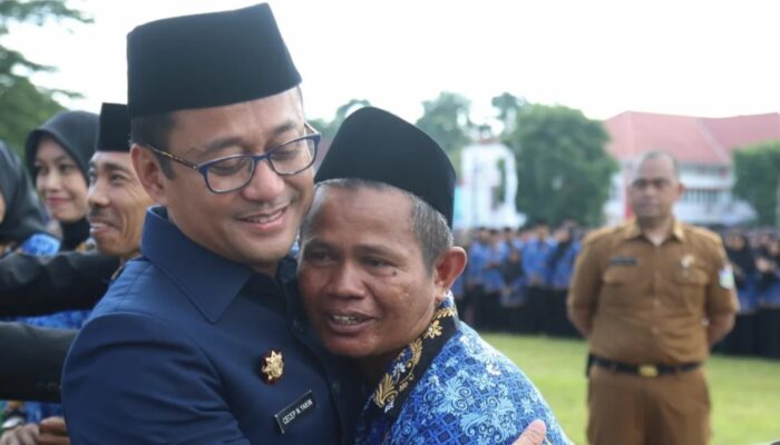Bupati Tasikmalaya Peluk Guru Honorer yang 25 Tahun Mengabdi: Momen Haru Warnai Pengangkatan PPPK
