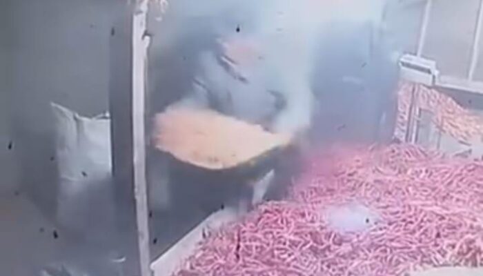 Terekam CCTV, Maling Gasak Satu Karung Cabai di Pasar Cikurubuk