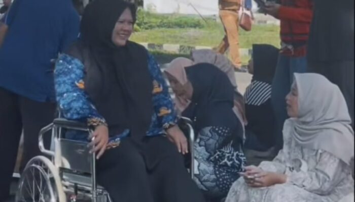 Kisah Haru Guru SDN Cilolohan Dilantik PPPK dalam Kondisi Hamil dan Pakai Kursi Roda: “Mungkin Rezeki Anak”