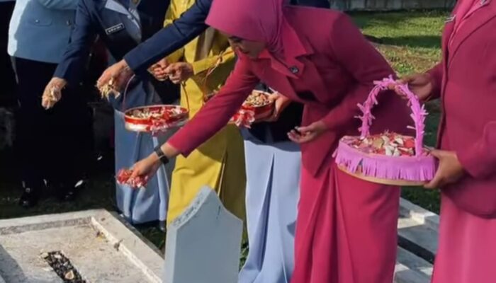Peringati Hari Ibu, Polres Tasikmalaya Kota Ziarah TMP dan Hormati Perjuangan Perempuan