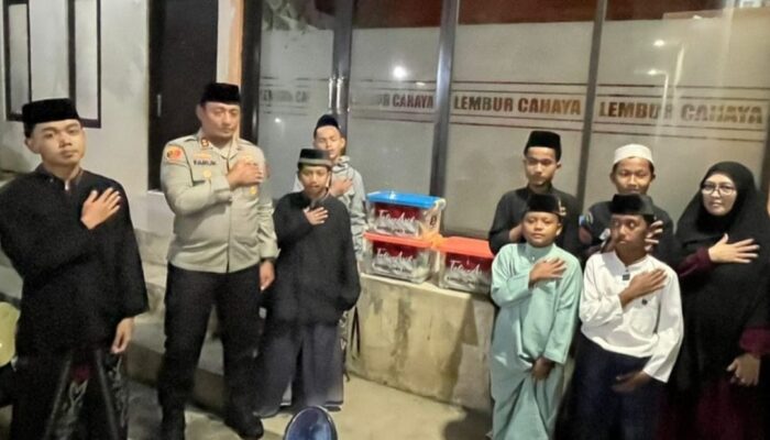 Malam Hari, Kapolres Tasikmalaya Kota Sambangi Pesantren Lembur Cahaya, Serahkan Sembako dan Pererat Sinergi