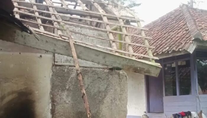 Hujan Lebat Picu Rumah Roboh di Sukaraja Tasikmalaya, Dua KK Kehilangan Tempat Tinggal