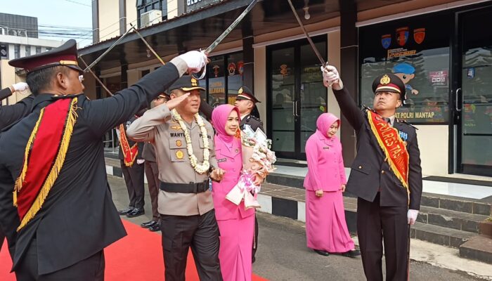 Resmi Jabat Kapolres Tasikmalaya, AKBP Wahyu Pristha Utama Disambut Apel Pedang Pora