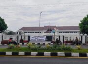 Spanduk “Pemkot Kehilangan Muka” Terpampang di Bale Kota, KRPL Protes Dugaan Penutupan Sungai di Tasikmalaya