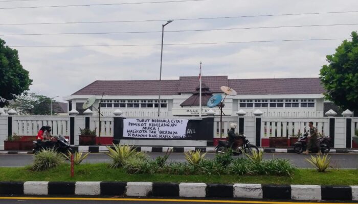 Spanduk “Pemkot Kehilangan Muka” Terpampang di Bale Kota, KRPL Protes Dugaan Penutupan Sungai di Tasikmalaya