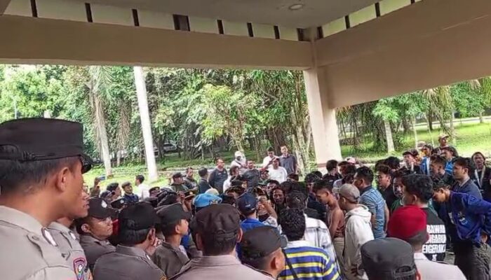 Aksi PMII di DPRD Tasikmalaya Memanas, Soroti Pinjaman Daerah Rp230 Miliar dan Proyek Fiber Optik