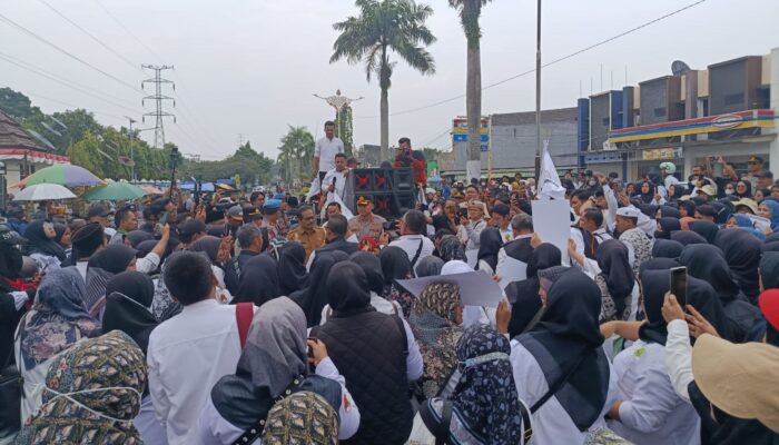 Ribuan Guru Honorer Gelar Aksi Damai di Bale Kota Tasikmalaya, Suarakan Keadilan dan Kesejahteraan