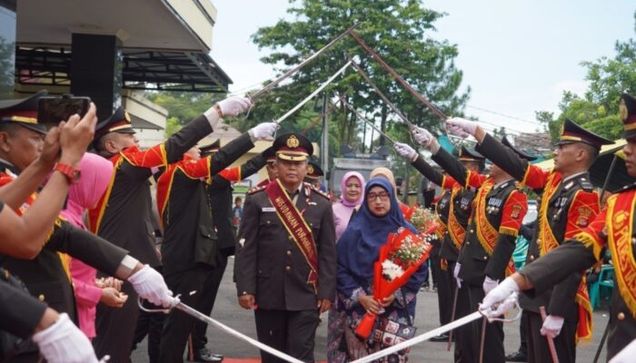 Penuh Haru, Kapolres Tasikmalaya Kota Lepas 6 Personel Purnawirawan Polri