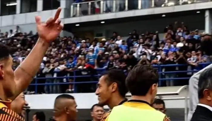 Tertangkap Kamera, Van Basty Sousa Acungkan Jari Tengah ke Arah Bobotoh