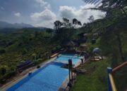 Bukit Kacapi Tasikmalaya: Sensasi Berenang di Atas Awan dengan View Kebun Teh yang Estetik!
