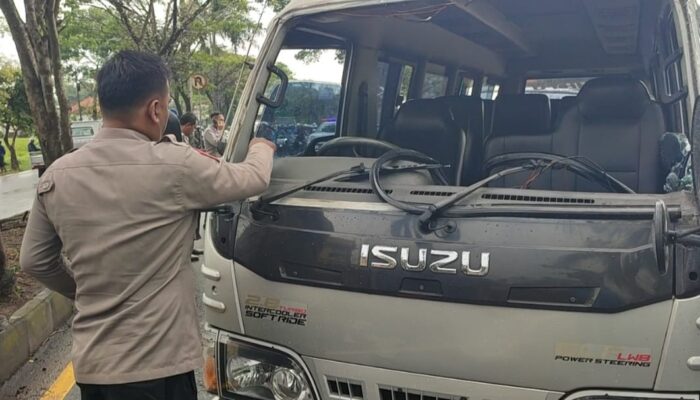 Liburan Nyaris Berujung Petaka, Elf Rombongan Anak Terbalik di Jalan Swaka Tasikmalaya