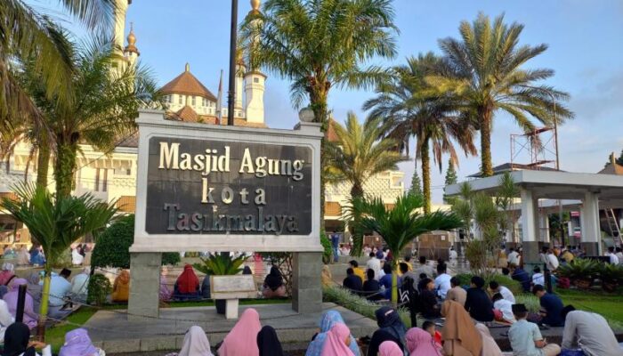 Sedekah Jum’at Al-Mumtaz Bagikan 1.800 Nasi Box Bakso, Jamaah Masjid Agung Tasikmalaya Antusias
