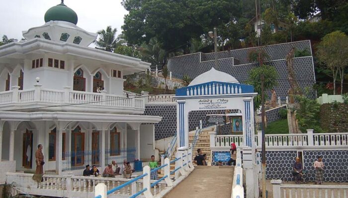 Wisata Religi Pamijahan Tasikmalaya, Destinasi Ziarah Favorit Saat Liburan
