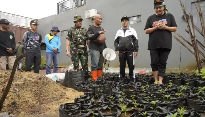 Antisipasi Banjir dan Dampak Perubahan Iklim, Wakil Wali Kota Tasikmalaya Turun Langsung Bersihkan Sungai Cihideung