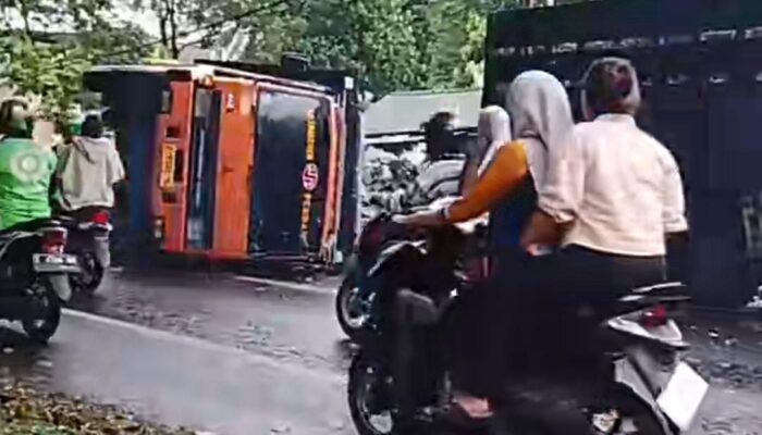 Ban Meletus! Truk Fuso Angkut Hebel Terguling di Rajapolah Tasikmalaya