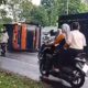 Ban Meletus! Truk Fuso Angkut Hebel Terguling di Rajapolah Tasikmalaya
