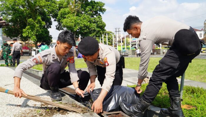 Polres Tasikmalaya Gelar Aksi Bersih-Bersih Alun-Alun Singaparna, Libatkan Pelajar