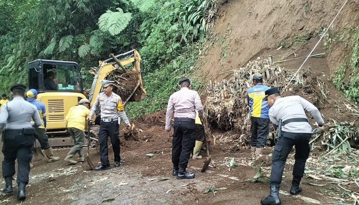 Longsor Tutup Jalur Tasikmalaya–Garut, Tebing 10 Meter Ambruk di Salawu