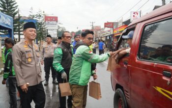 Polres Tasikmalaya Gandeng Gojek, 250 Takjil Ludes Dibagikan di Jumat Berkah Ramadan