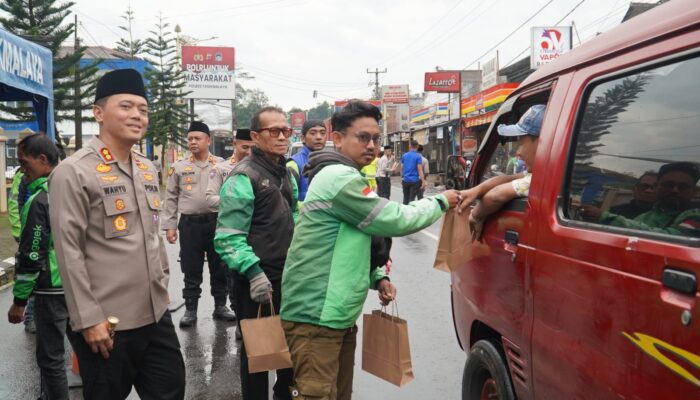 Polres Tasikmalaya Gandeng Gojek, 250 Takjil Ludes Dibagikan di Jumat Berkah Ramadan