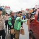 Polres Tasikmalaya Gandeng Gojek, 250 Takjil Ludes Dibagikan di Jumat Berkah Ramadan