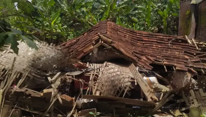 Rumah Warga Roboh di Cineam Tasikmalaya, 3 Jiwa Mengungsi Butuh Bantuan Mendesak