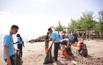 Pertamina Patra Niaga Regional JBB Gandeng Kelompok Masyarakat Balongan Lakukan Coastal Cleanup, Semarakkan Bulan K3