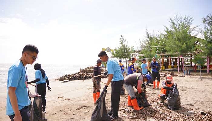 Pertamina Patra Niaga Regional JBB Gandeng Kelompok Masyarakat Balongan Lakukan Coastal Cleanup, Semarakkan Bulan K3
