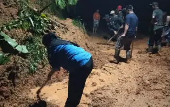 Longsor Tutup Akses Jalan Citambal–Ciherang di Karangjaya Tasikmalaya, Tebing 7 Meter Ambrol